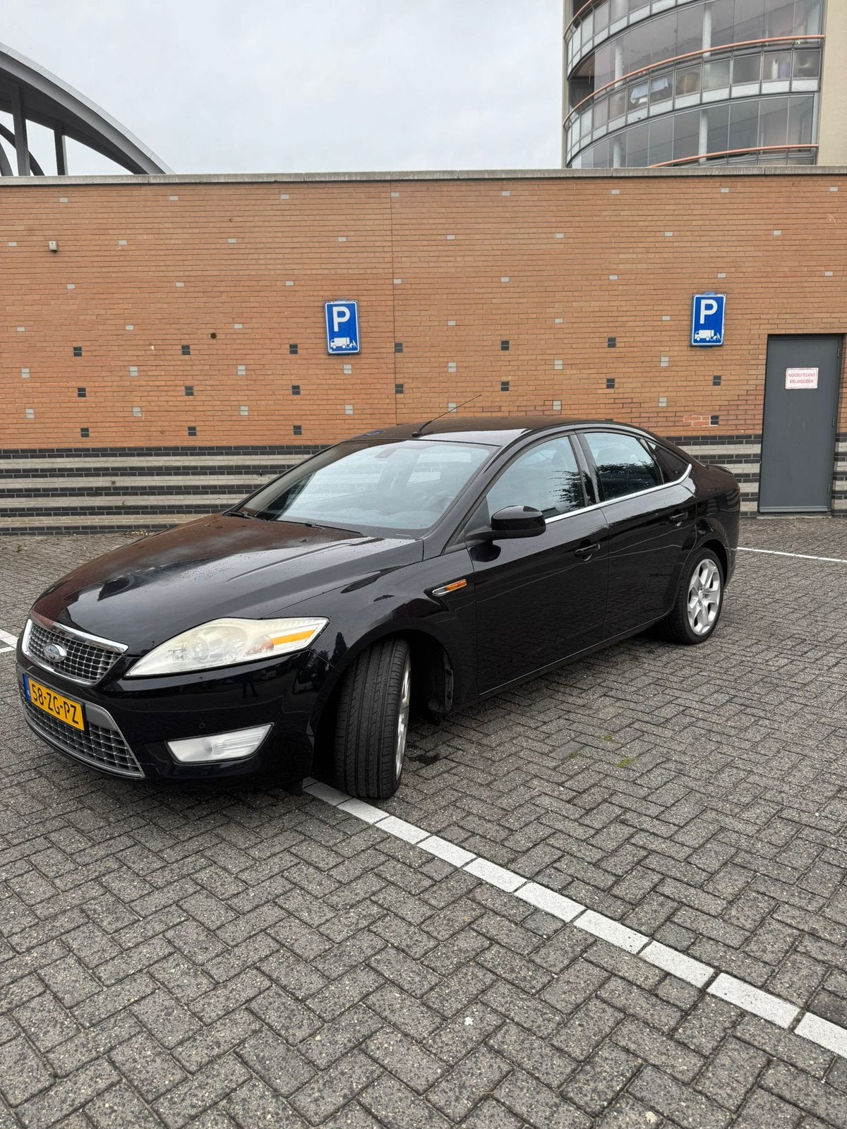 Ford Mondeo 2.3 16V 4D AUT 2008 Zwart, Auto's, 1441 kg, 730 kg, Zwart, 4 cilinders