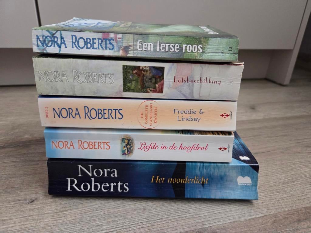 Nora Roberts 5x, Boeken, Ophalen of Verzenden, Gelezen