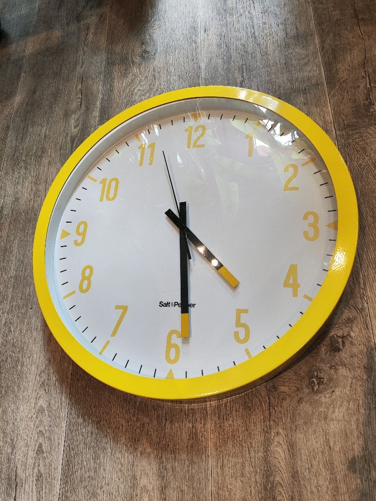Grote Gele Wandklok "Salt & Pepper" – Ø 45 cm, Ophalen of Verzenden, Nieuw, Wandklok
