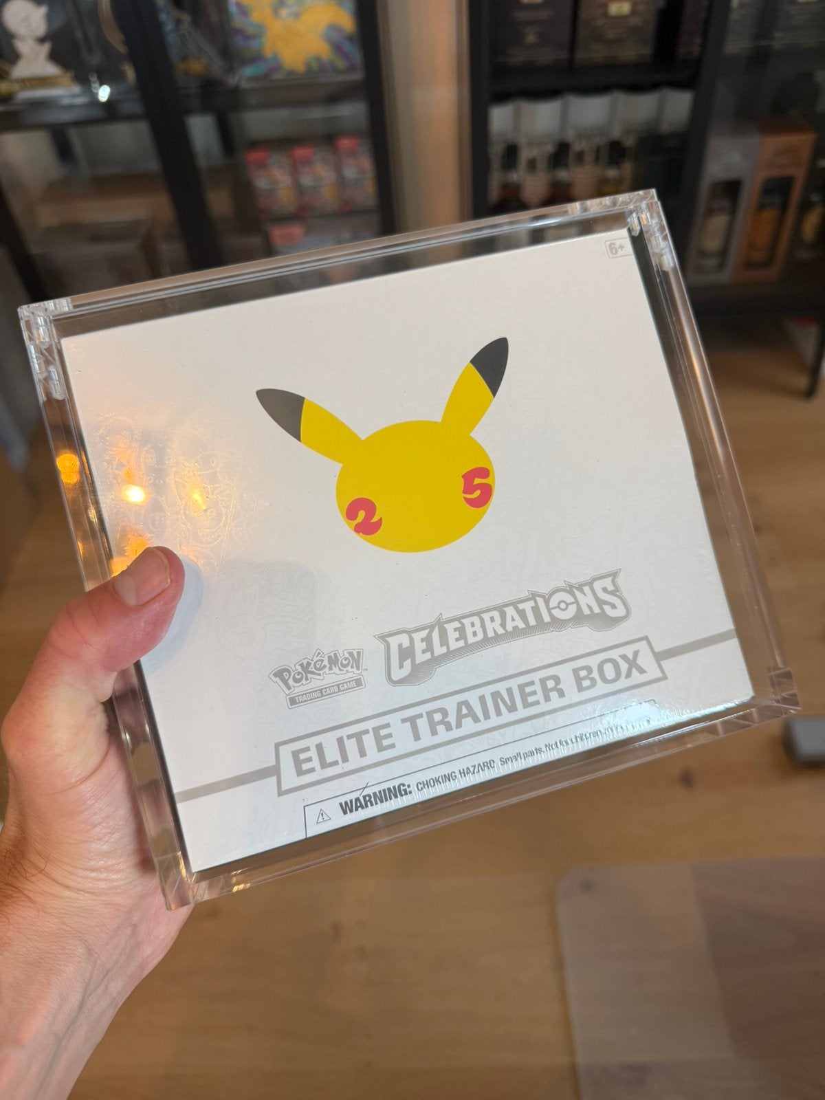 Pokemon 25 Celebrations ETB + speciale acrylbox, Ophalen of Verzenden, Nieuw, Boosterbox, Foil