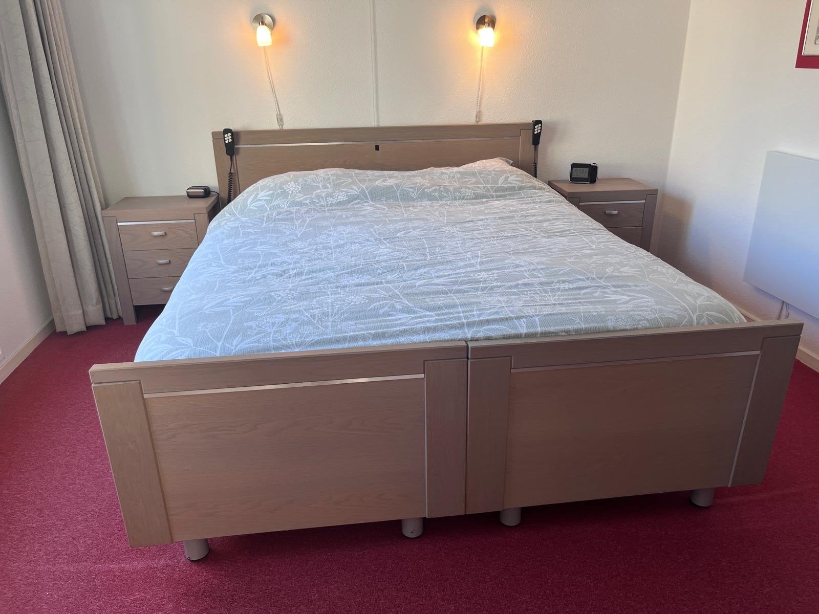 Complete slaapkamer set: bed, matras, kledingkast, nachtkast, Ophalen, Verstelbaar, Bruin, Tweepersoons