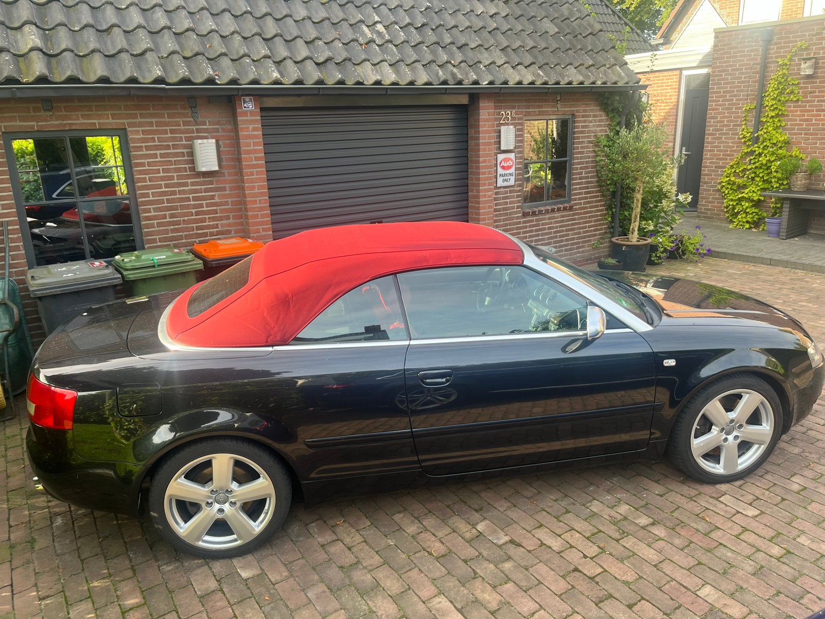 Audi S4 cabrio, zwart/rood, 344 pk V8, Miltek, Automaat, Cabriolet, 4 stoelen, Overige kleuren