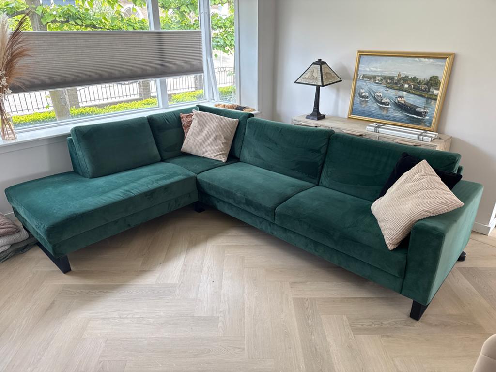 Kick Collection hoekbank velvet groen met chaise longue, Huis en Inrichting, Banken | Bankstellen, Ophalen, 250 tot 300 cm, Gebruikt