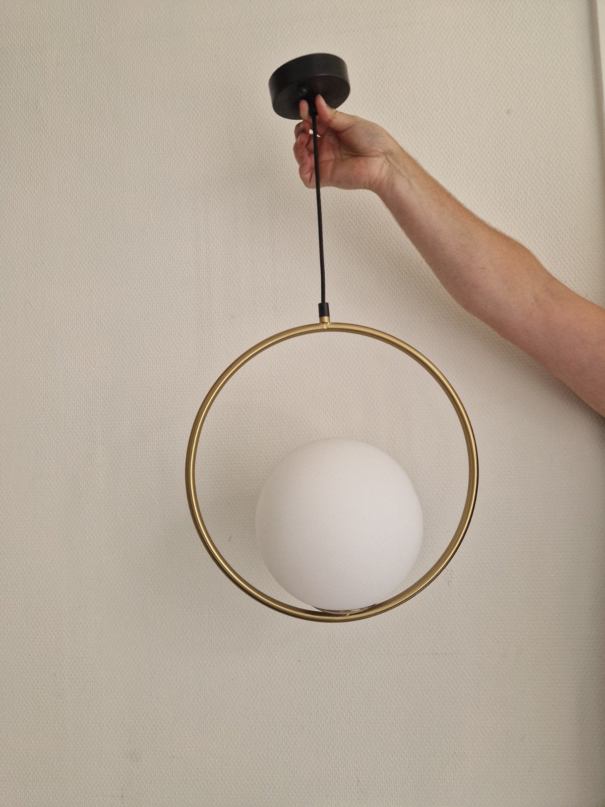 Moderne Hanglamp met Gouden Ring en Witte Bol, Ophalen, Modern, minimalistisch, elegant, E27 (groot), Zo goed als nieuw