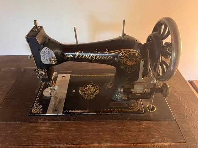 Gritzner Kayser Trapnaaimachine 1914 Lotus decor + voetjes +, Ophalen