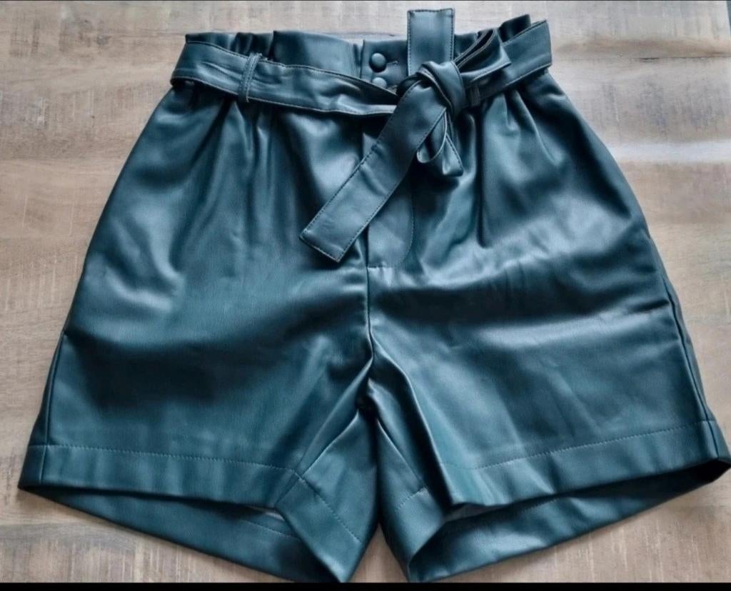 Donkergroene leren look short  korte broek maat 36, Kort, Ophalen of Verzenden, Zo goed als nieuw, Maat 36 (S)