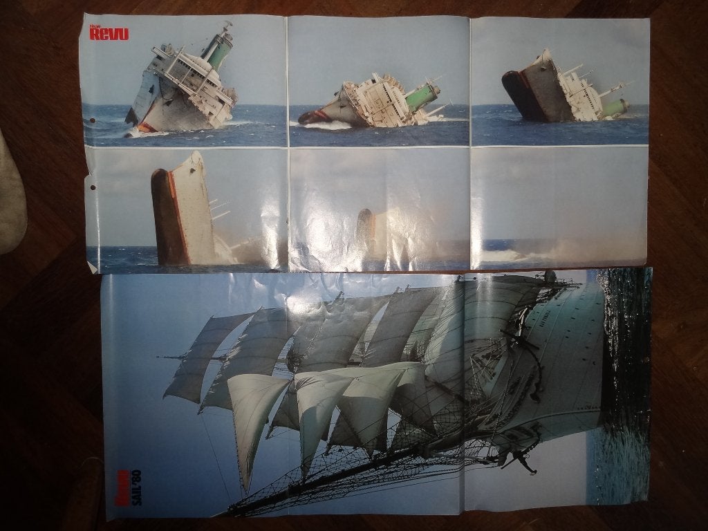 Vintage Revu Poster: Zinkend Schip & Sail '80, Gebruikt, Rechthoekig Liggend, Ophalen of Verzenden, A1 t/m A3