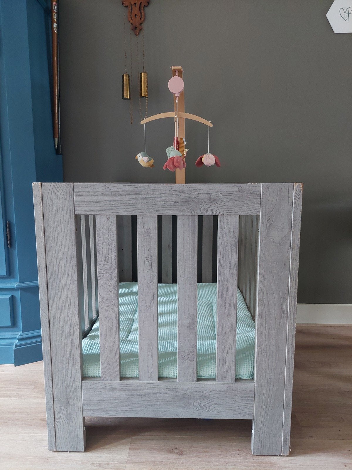 Grijze box met kleed, Kinderen en Baby's, Boxen, Ophalen of Verzenden, Gebruikt