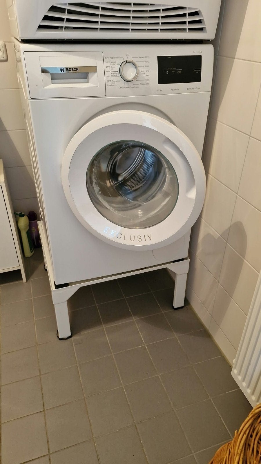Bosch Exclusiv serie 4 wasmachine+verhoging 2023, + factuur, Ophalen, Zo goed als nieuw, 85 tot 90 cm, 1200 tot 1600 toeren