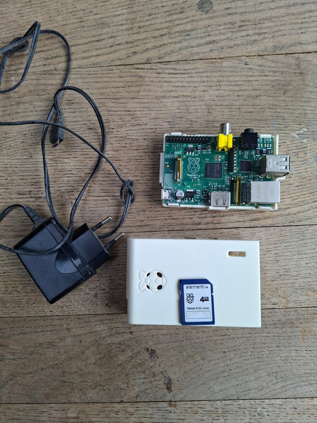 Raspberry Pi 1 Model B met behuizing en 4GB SD-kaart, Gebruikt, Minder dan 4 GB, ARM1176JZF-S, Minder dan 2 Ghz