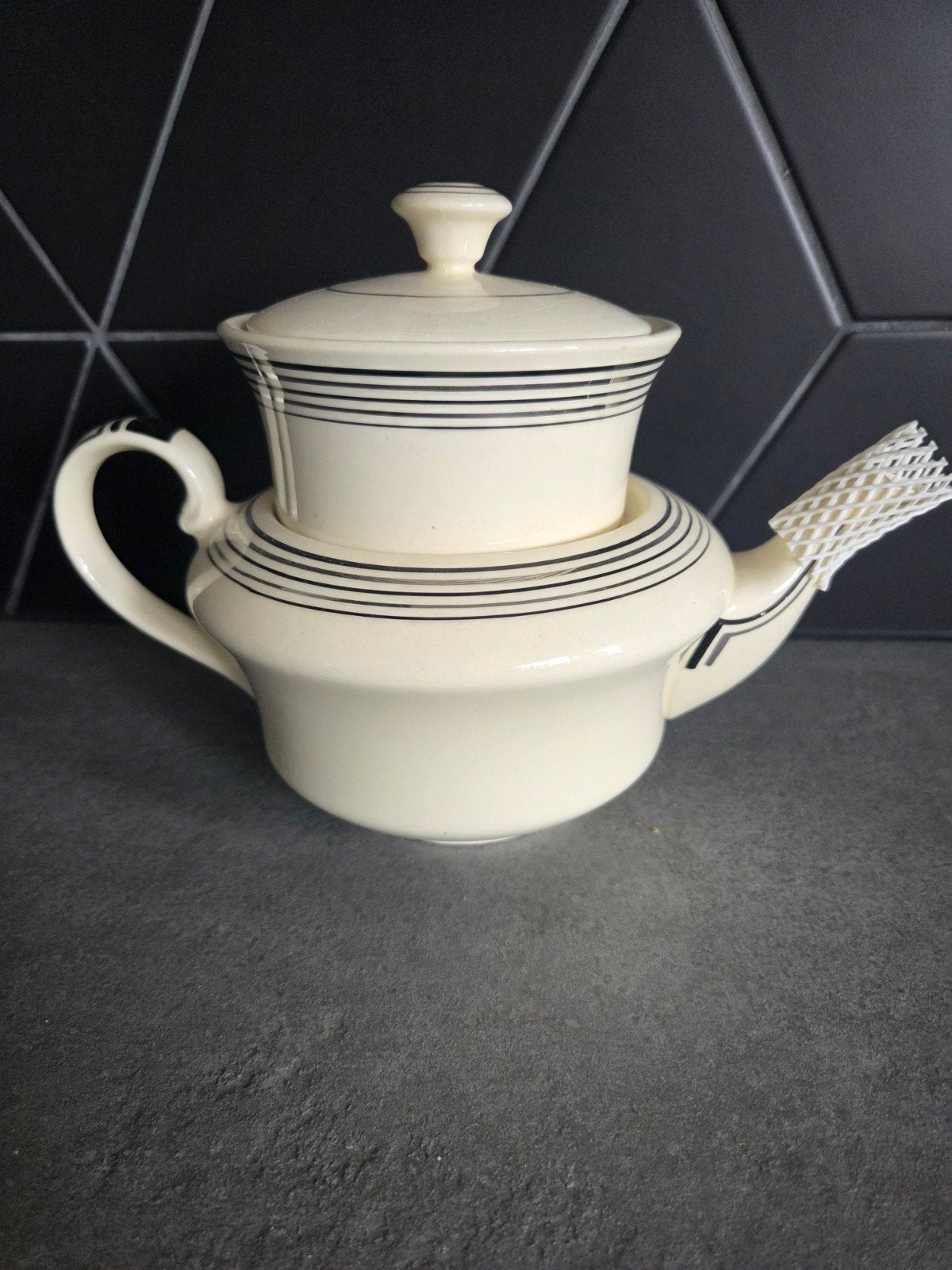 Vintage Mosa Maastricht Theepot met Zeef - Crème/Zwart, Antiek en Kunst, Antiek | Keramiek en Aardewerk, Ophalen of Verzenden