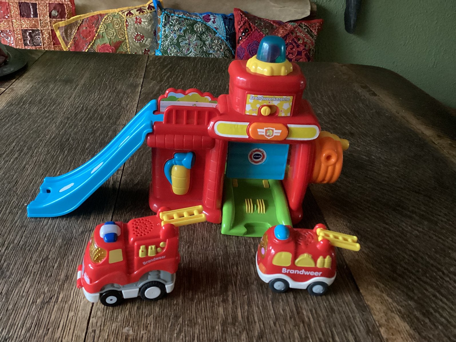 Vtech brandweerkazerne + 2 auto’s voor, € 7, Ophalen of Verzenden