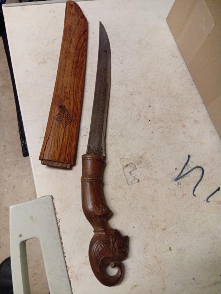Antiek Indonesisch mes met houten schede en handvat, Antiek en Kunst, Ophalen of Verzenden