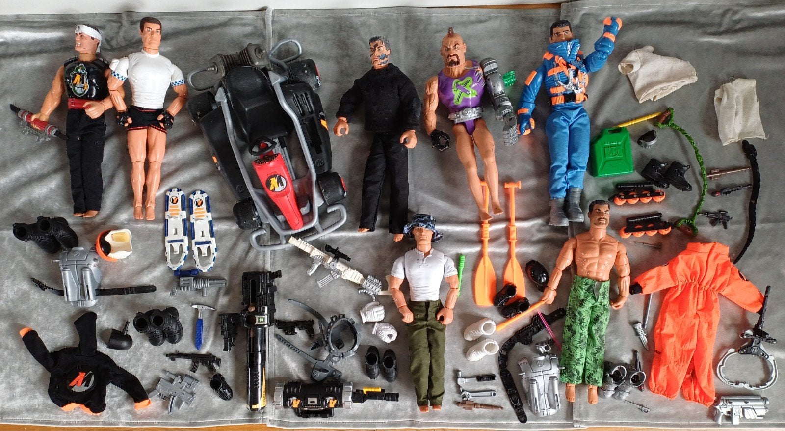 Verzameling Action Man , Auto Kleding Schoenen Wapens € 30, Ophalen