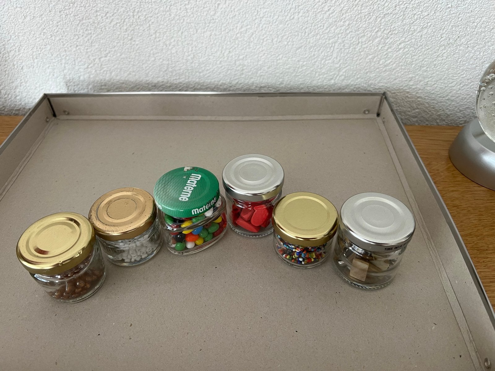 95 kleine glazen potjes met diverse kralen voor knutselen, Hobby en Vrije tijd, Kralen en Sieraden maken, Ophalen of Verzenden