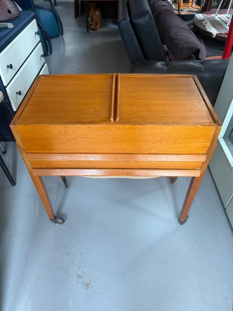 Midcentury naaikastje, vintage Deens design fourniturenkast, Huis en Inrichting, Ophalen, Gebruikt, -, -