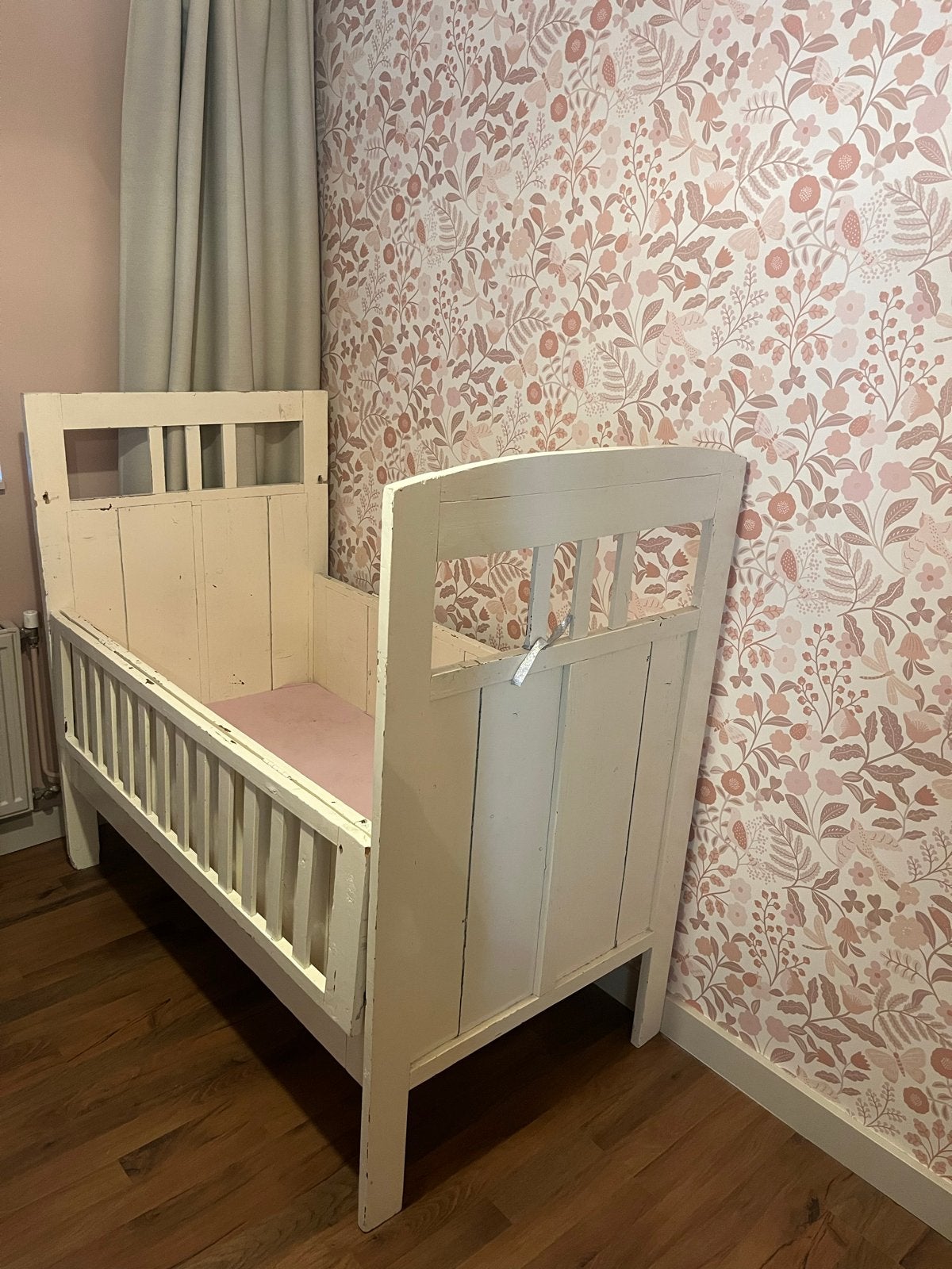 Brocante Ledikant met Matras - Opknapper, Huis en Inrichting, Slaapkamer | Bedden, Ophalen, Gebruikt, Eenpersoons, Wit