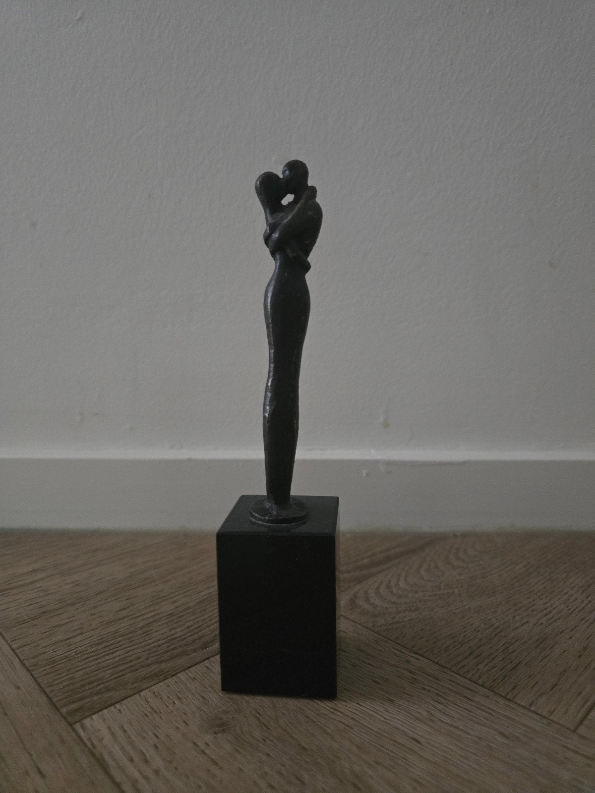 Abstract bronzen beeld van een omhelzend paar, Ophalen