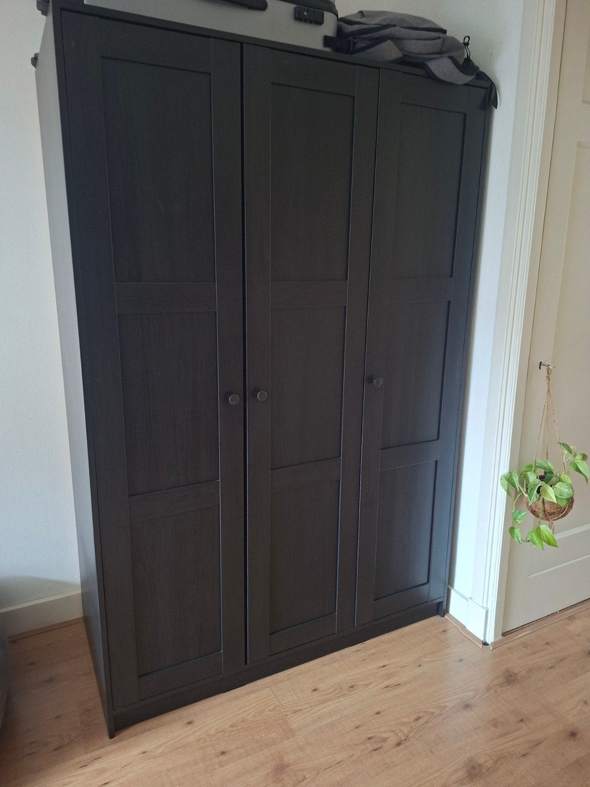 Zwarte IKEA RAKKESTAD kledingkast 3 deuren, hang- en leg, Huis en Inrichting, Ophalen, Met deur(en), Gebruikt, 100 tot 150 cm