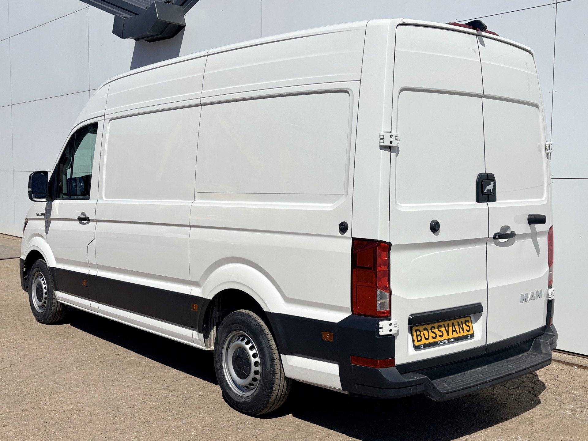 MAN TGE 3.140 2.0 TDI 140PK L3H3 Airco Cruise Control Carpla, Voorwielaandrijving, Stof, Gebruikt, Zwart