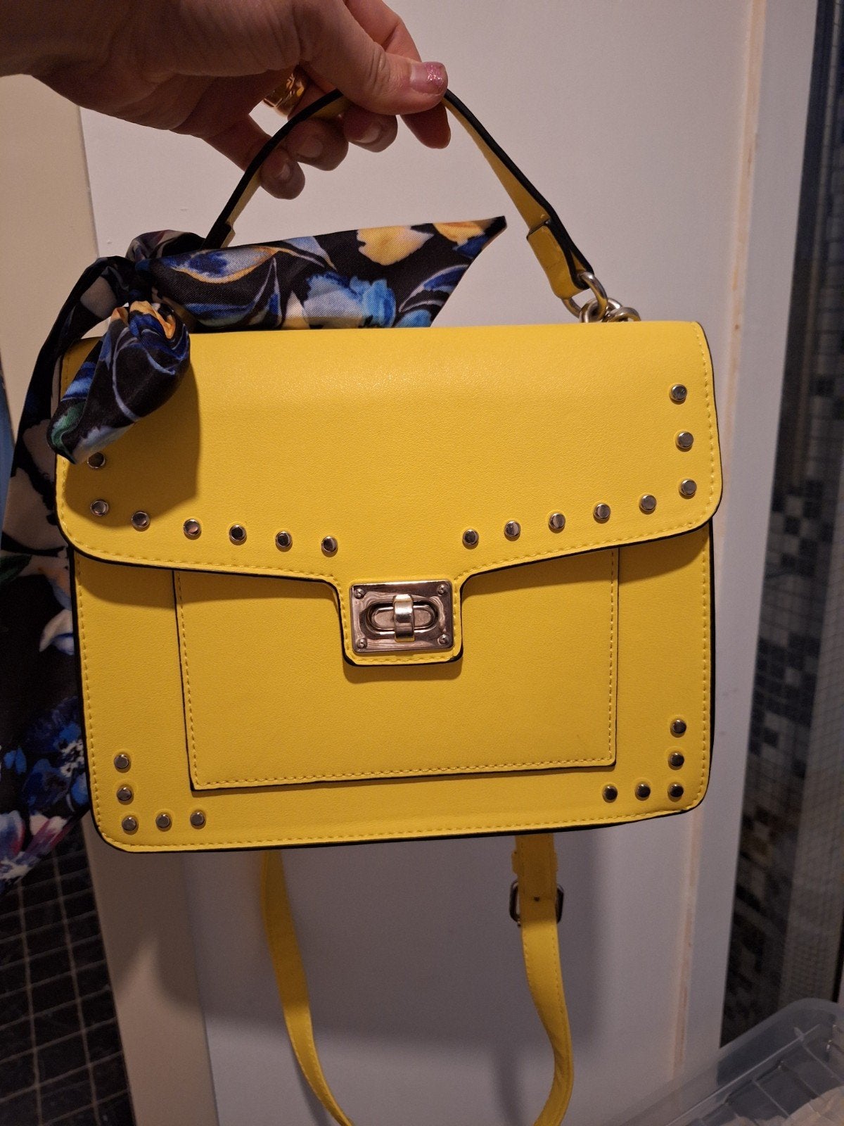 Gele handtas met studs en sjaaltje, Ophalen of Verzenden, Zo goed als nieuw, Geel, Handtas