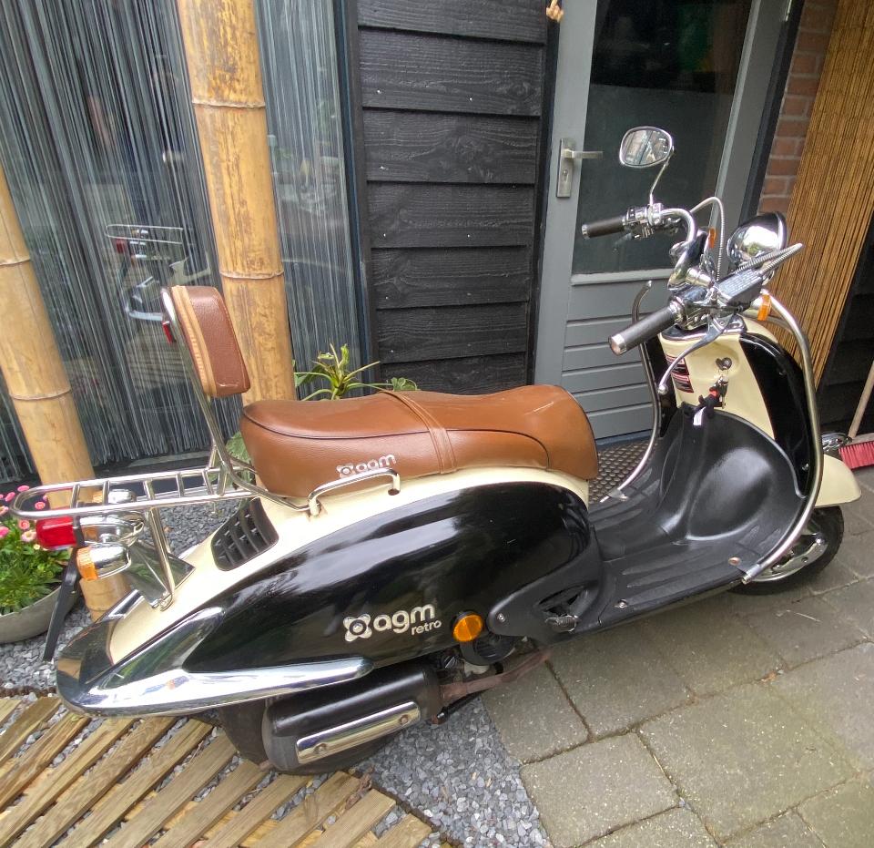 Mooie agm snorscooter, Fietsen en Brommers, Ophalen of Verzenden, Zo goed als nieuw, Benzine, Overige merken
