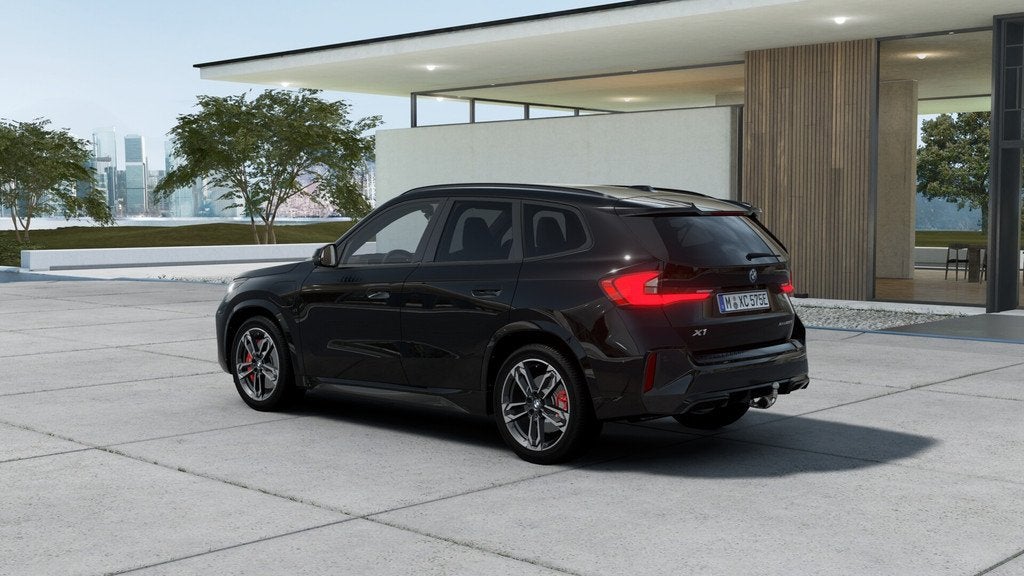 BMW X1 xDrive25e M Sport Automaat / Panoramadak / Trekhaak /, Auto's, BMW, Stoelverwarming, Zwart, Zwart, Bedrijf