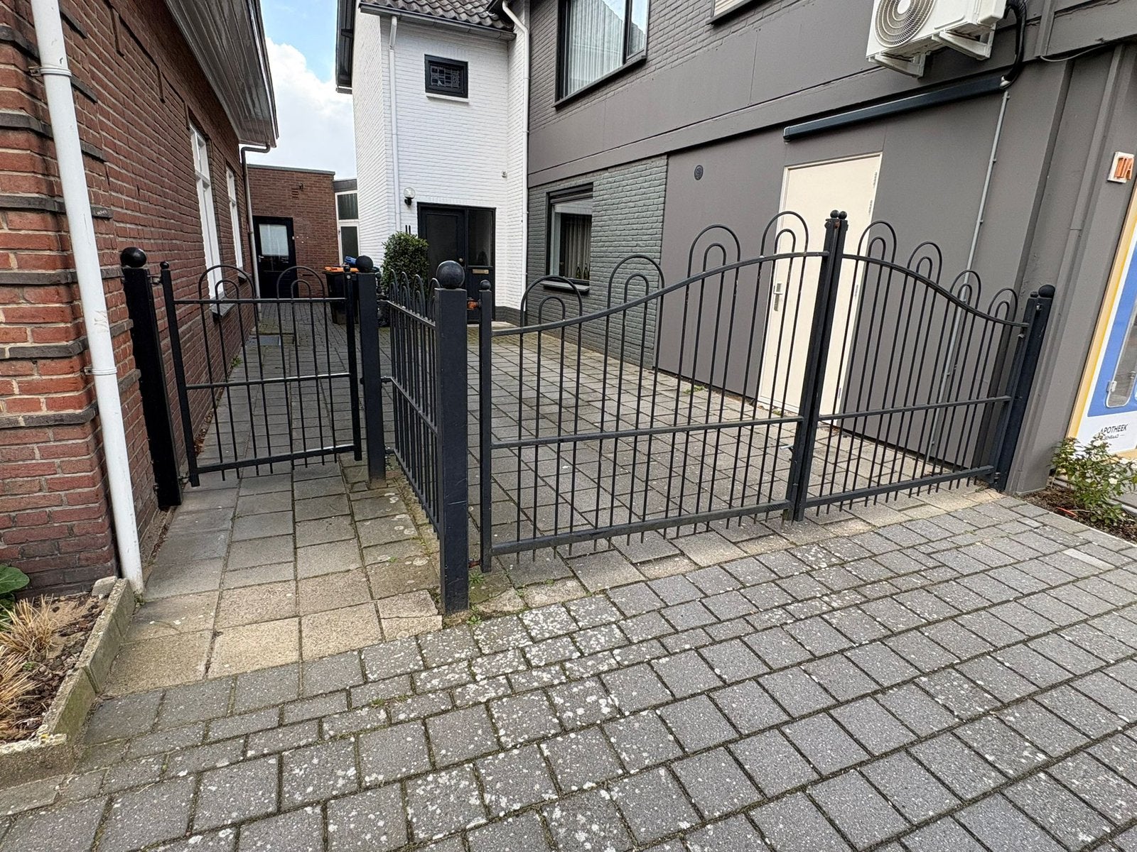 Sierhekwerk / metalen toegangshek compleet met looppoort, Ophalen, Zo goed als nieuw, IJzer, Sierhekwerk
