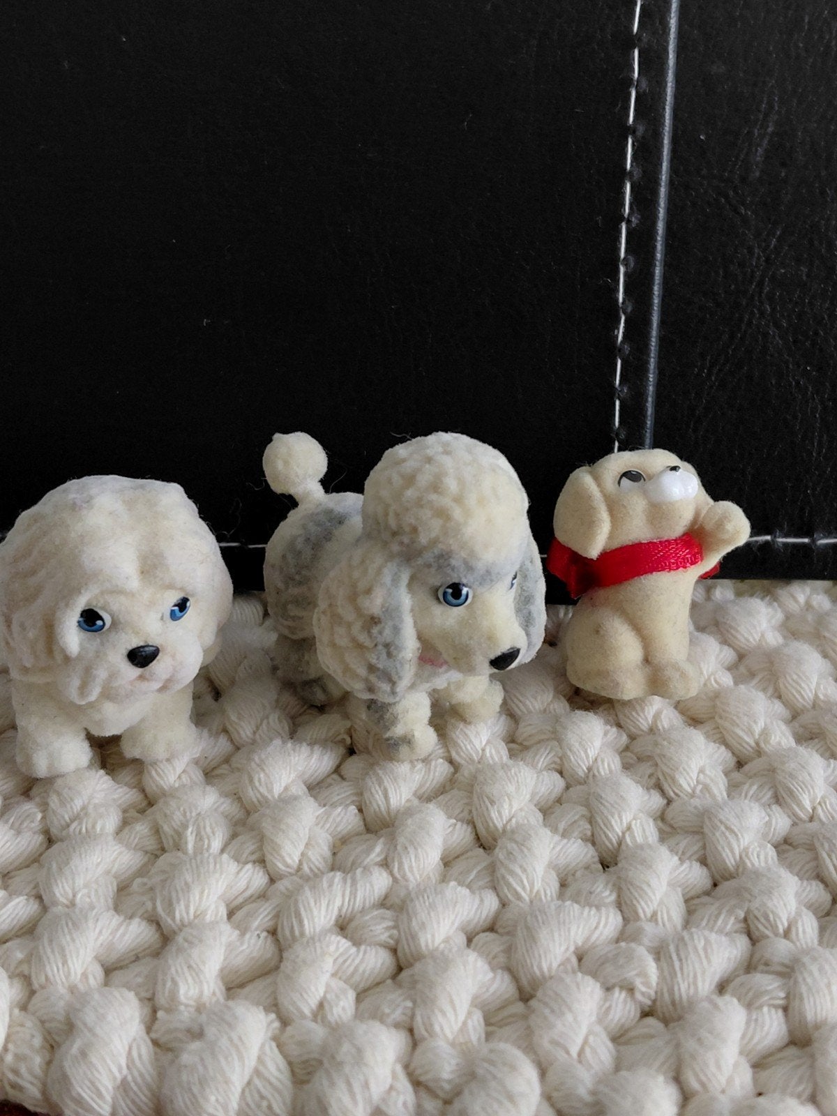 drie fluffy hondjes  voor poppenhuis, Ophalen of Verzenden, Poppenhuis