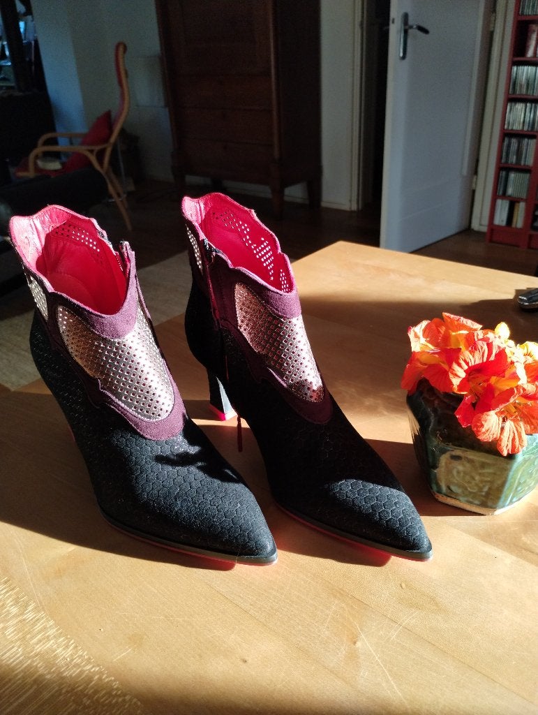 Elegante zwarte enkellaarsjes met rode accenten, Kleding | Dames, Ophalen, Zwart, Lage of Enkellaarzen, Nieuw