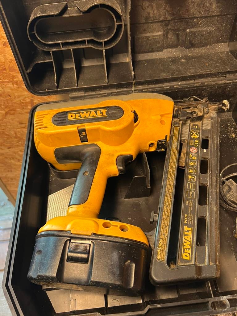 De Walt brad tacker met oplader en 2 accu,s., Ophalen, Gebruikt, Boor- en Schroefmachine