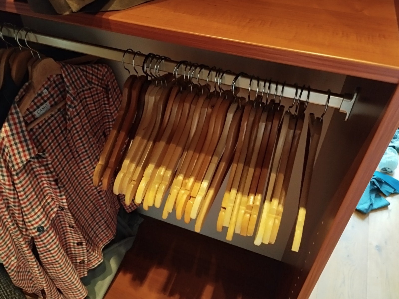 50 Houten kledinghangers voor volwassenen, Kleding | Dames, Kledinghangers, Ophalen of Verzenden, Gebruikt, Hout, Volwassenen