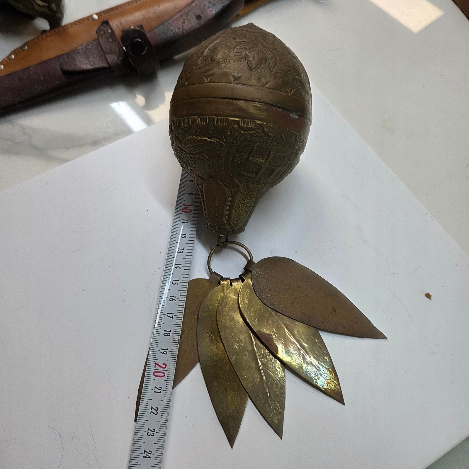 Antieke messing decoratie met swastika-symbool, Ophalen of Verzenden