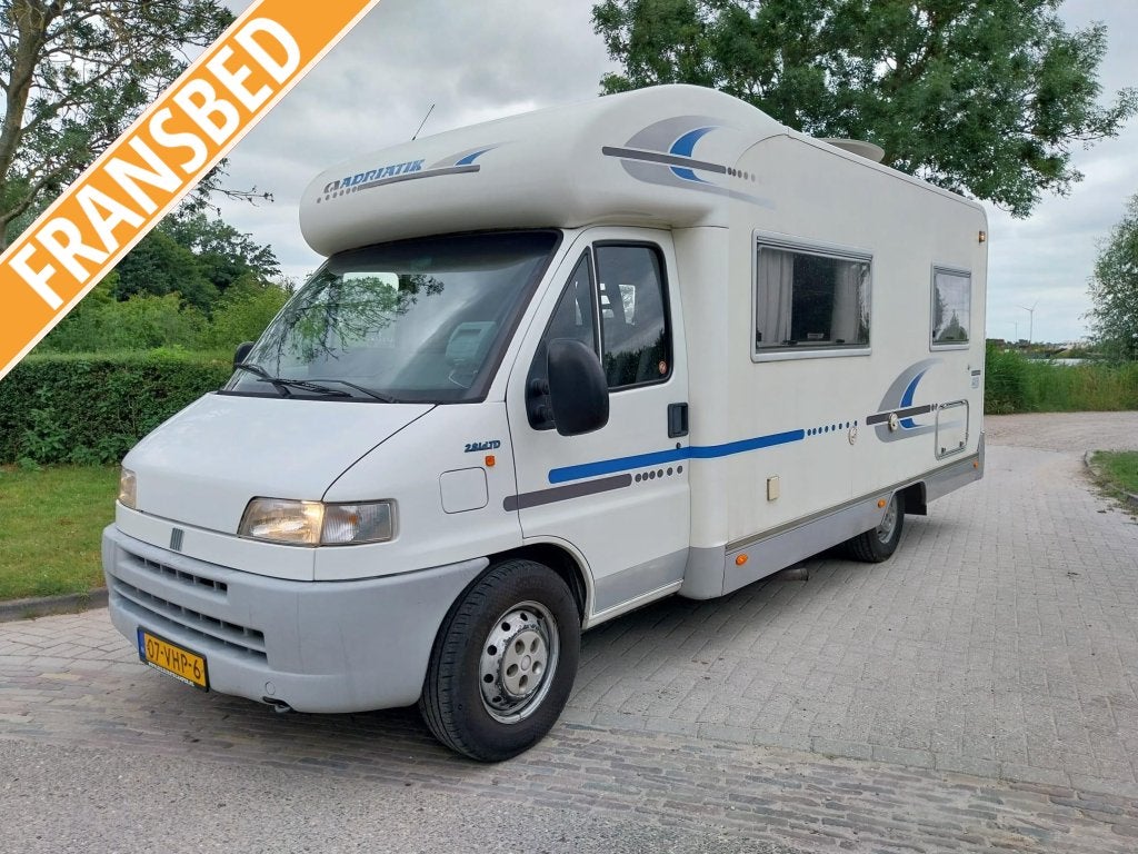 Leuke Adria 640 met zonnepaneel, schotel en airco !!!, Caravans en Kamperen, Campers, Niet ingevuld, Ringverwarming, Fiat, Hordeur
