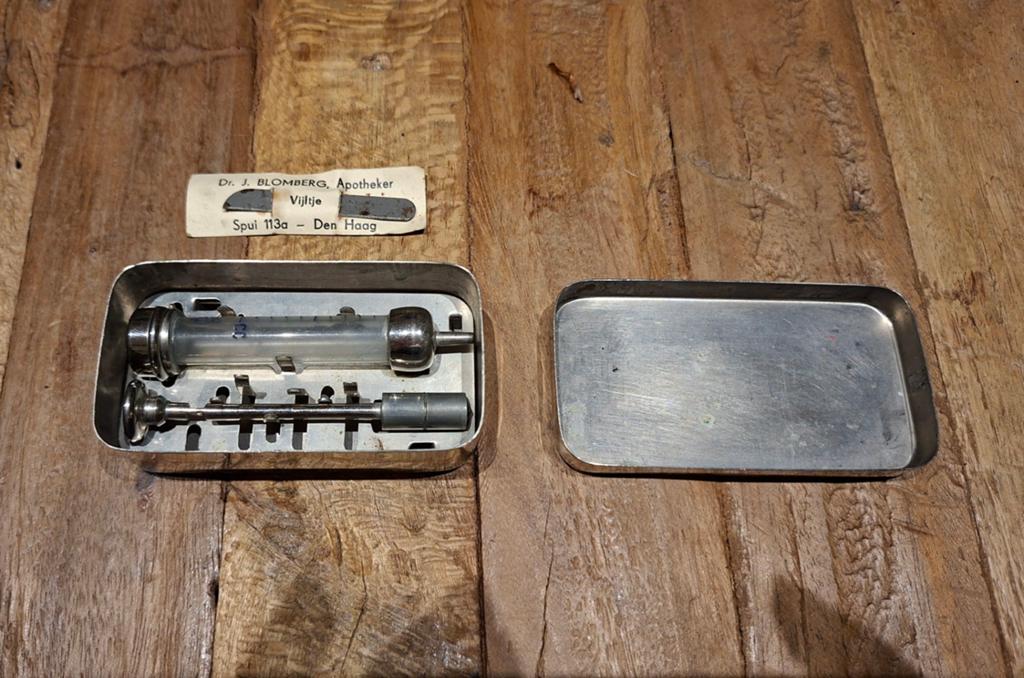 Vintage Glazen Injectiespuit in Metalen Doosje (1940-1960), Ophalen of Verzenden