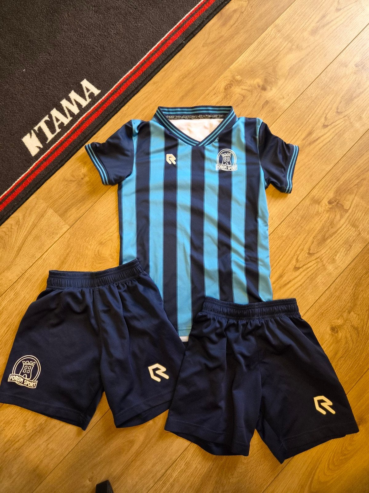 Forumsport Voorburg tenue:  Shirt (152) en Shorts (140) - Bl, Kinderen en Baby's, Ophalen of Verzenden, Gebruikt, Robey, Jongen of Meisje