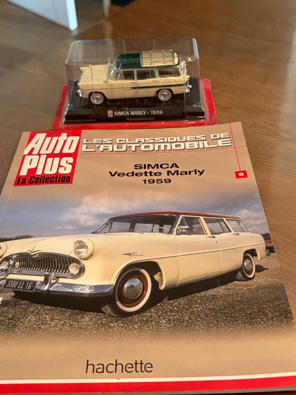 Simca Vedette Marly 1959 modelauto met magazine, Ophalen of Verzenden, Zo goed als nieuw, Auto, Overige merken