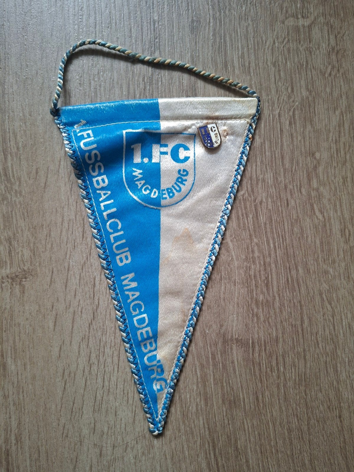 Clubvaan 1. FC Magdeburg met clubspeldje, Verzamelen, Ophalen of Verzenden, Gebruikt, Buitenlandse clubs, Vaantje of Sjaal