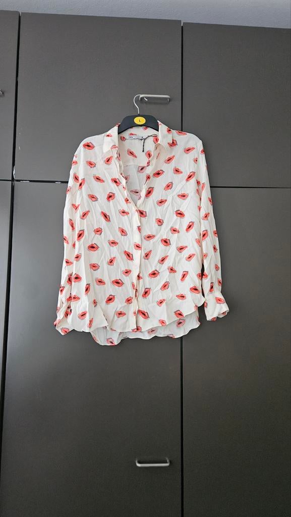 Witte blouse met rode lippenprint, Ophalen of Verzenden