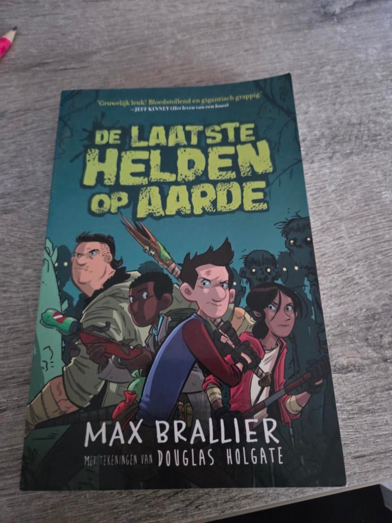 De Laatste Helden op Aarde - Max Brallier, Boeken, Kinderboeken | Jeugd | onder 10 jaar, Zo goed als nieuw, Fictie algemeen, Ophalen of Verzenden