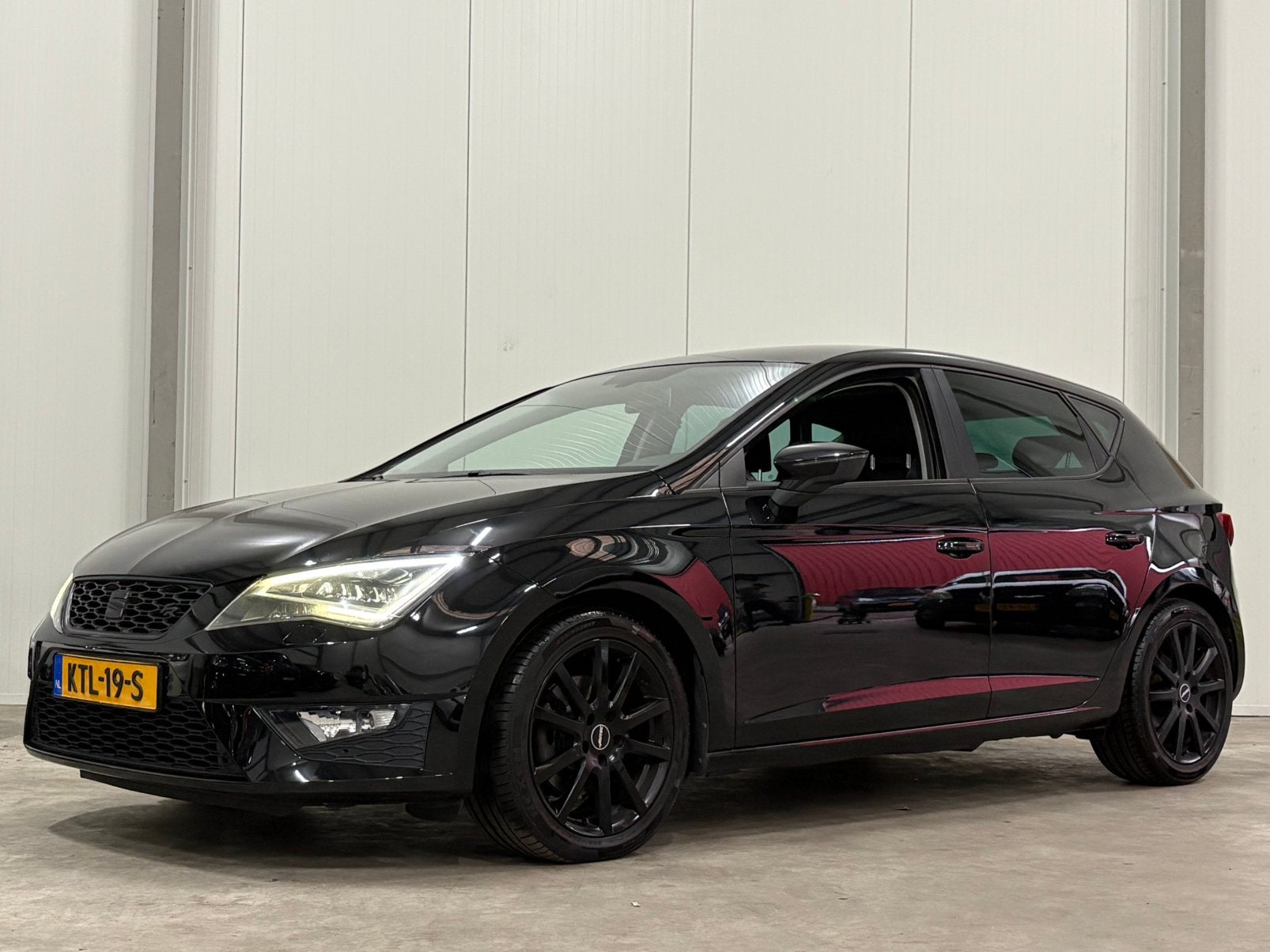 Seat Leon 1.4 TSI FR /AIRCO/CRUISE/NAVI/LED/BLACKEDIT/NWAPK/, Auto's, Zwart, 4 cilinders, 150 pk, Leder en Stof