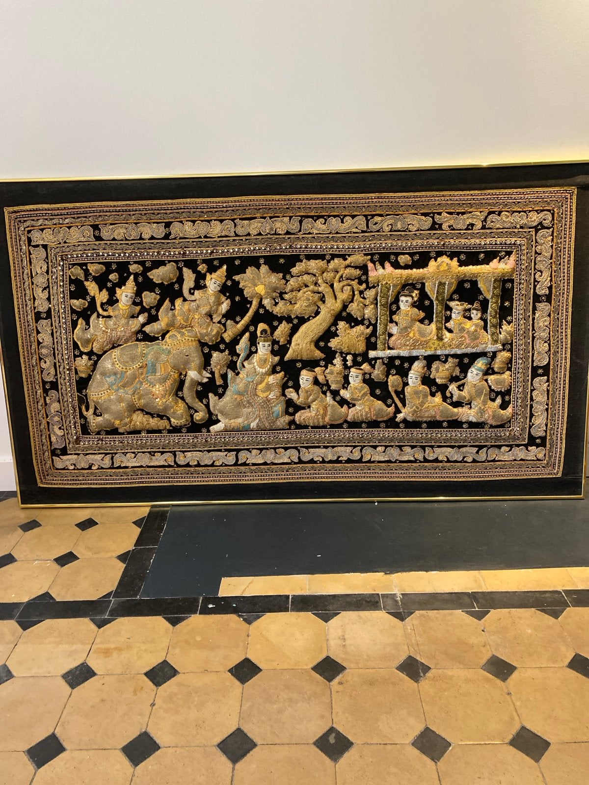 Groot ingelijst Thais wandkleed met gouden borduurwerk, Antiek en Kunst, Kunst | Niet-Westerse kunst, Ophalen, Wanddecoratie, Textiel