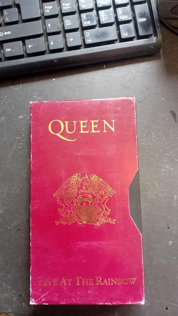 Queen Video  Live at the rainbow VHS, Alle leeftijden, Ophalen of Verzenden, Gebruikt, Overige genres