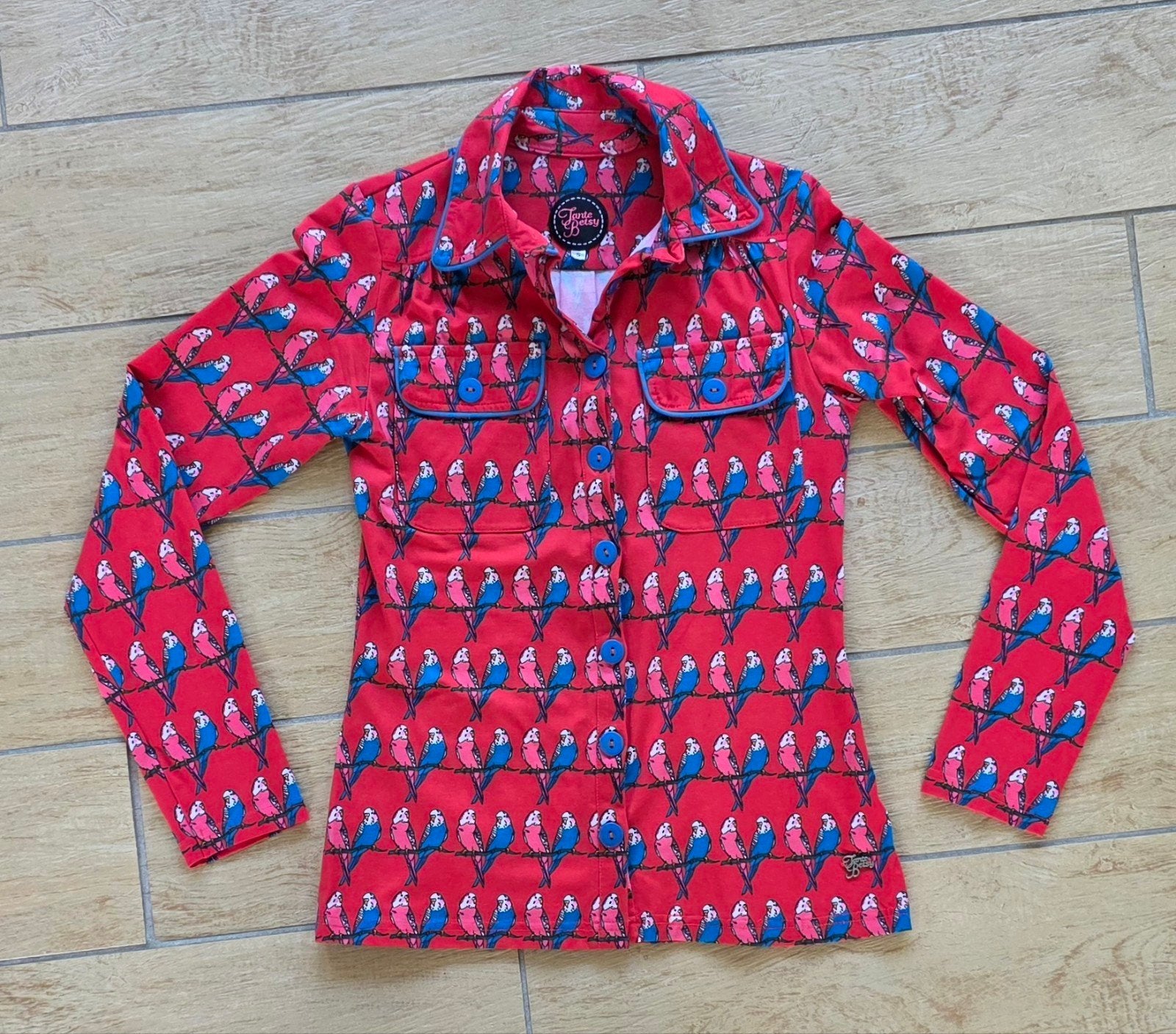 Tante Betsy Blouse Parkietenprint - Rood, Maat S, Tante Betsy, Ophalen of Verzenden, Zo goed als nieuw, Maat 36 (S)