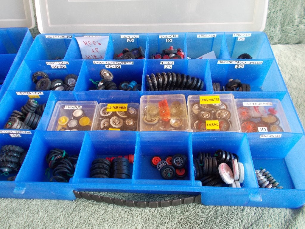 Dinky Toys, Corgi Toys e.a 3 BOXEN MET BANDJES! 1 KOOP (-B-), Ophalen of Verzenden, Gebruikt, Auto, Dinky Toys