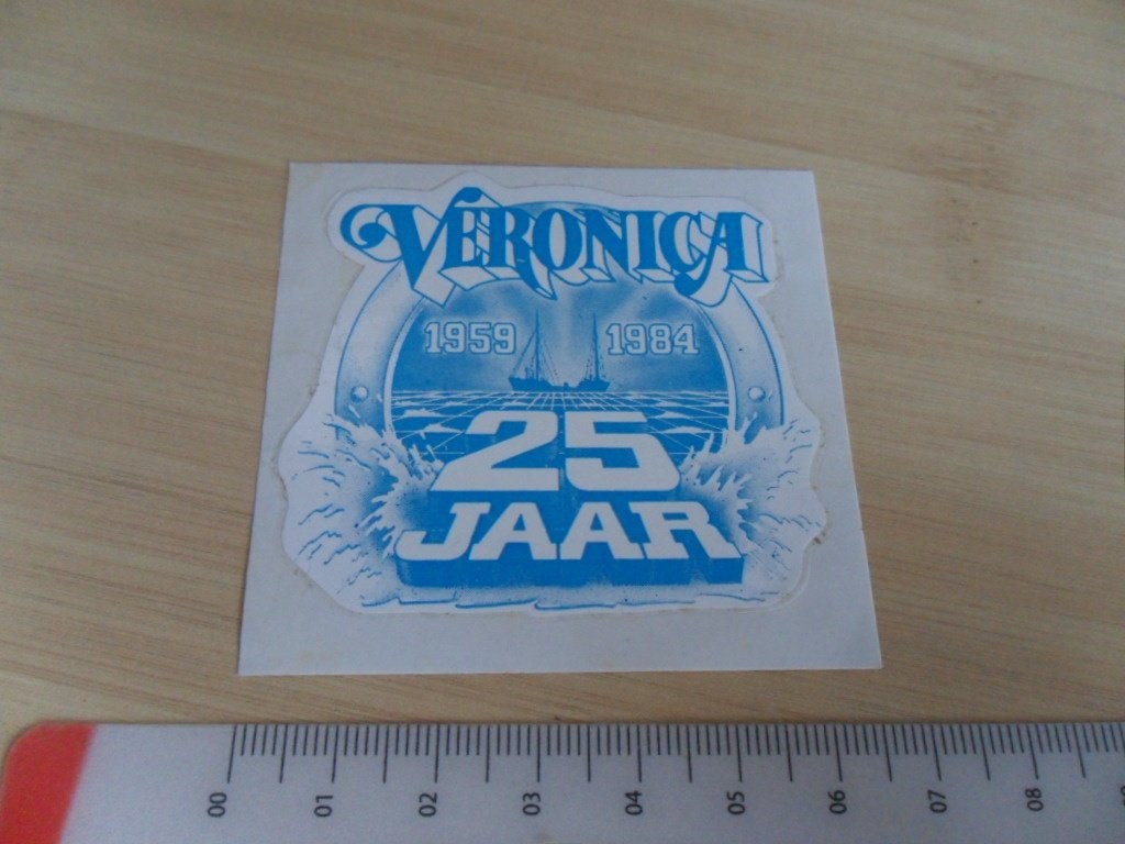 sticker omroep VERONICA 25 jaar 1959-1984 zendschip *, Ophalen, Zo goed als nieuw