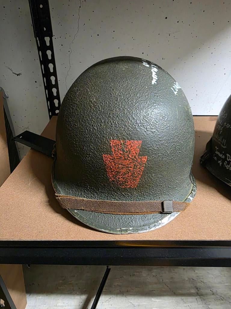 Ww2 US Helm M1, 28e Infanterie Divisie, gesigneerd, Ophalen of Verzenden, Landmacht, Amerika, Helm of Baret
