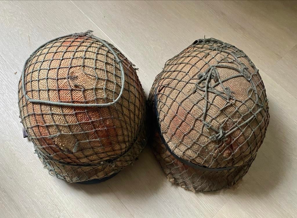 Twee Militaire Helmen met Net - Vintage Legeruitrusting, Ophalen of Verzenden, Overige soorten, Overige gebieden, Helm of Baret