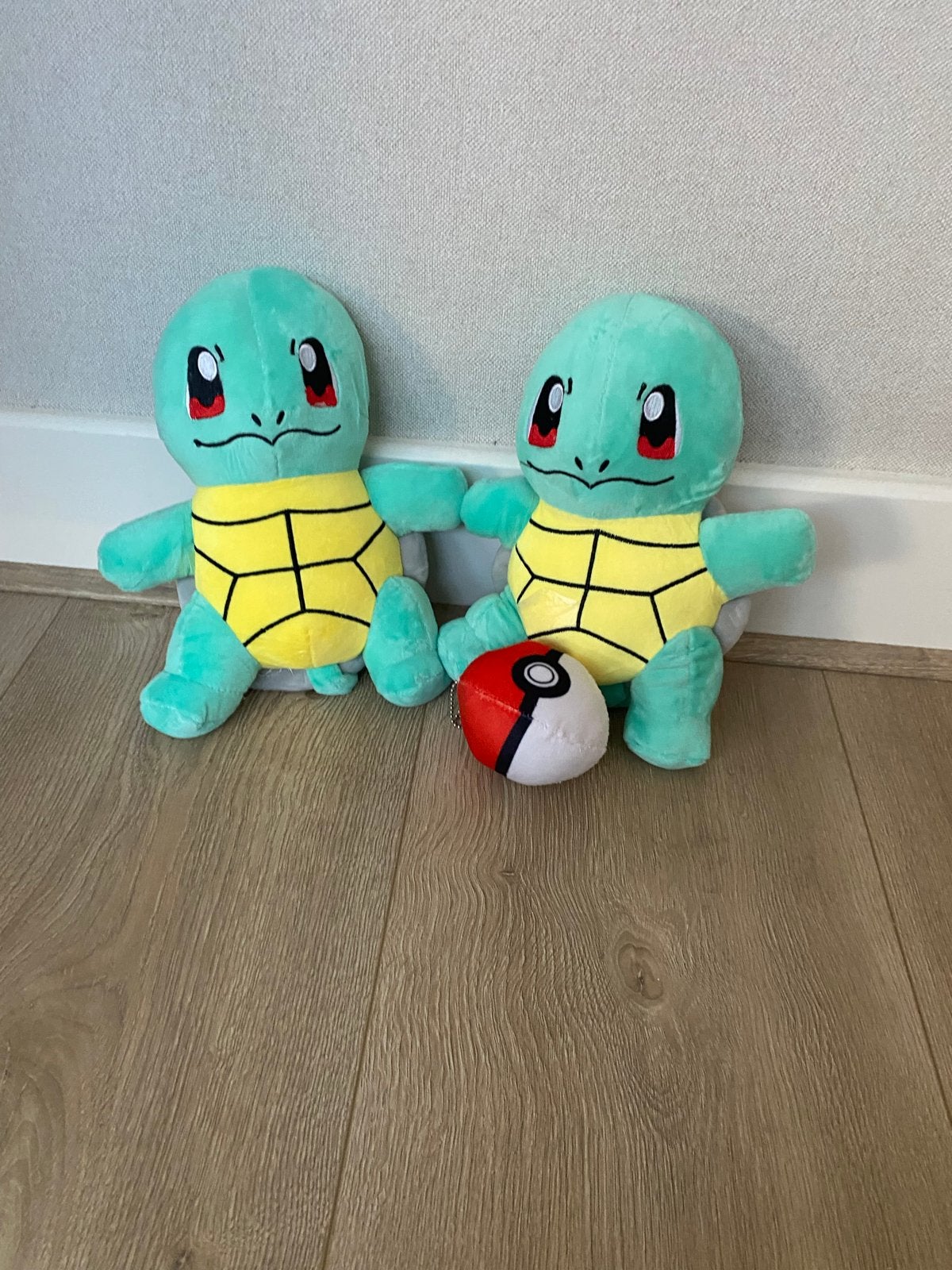 Nieuw: 2 Pokemon Squirtle knuffels (25 cm) + Pokeball, Kinderen en Baby's, Speelgoed | Knuffels en Pluche, Overige typen, Blauw