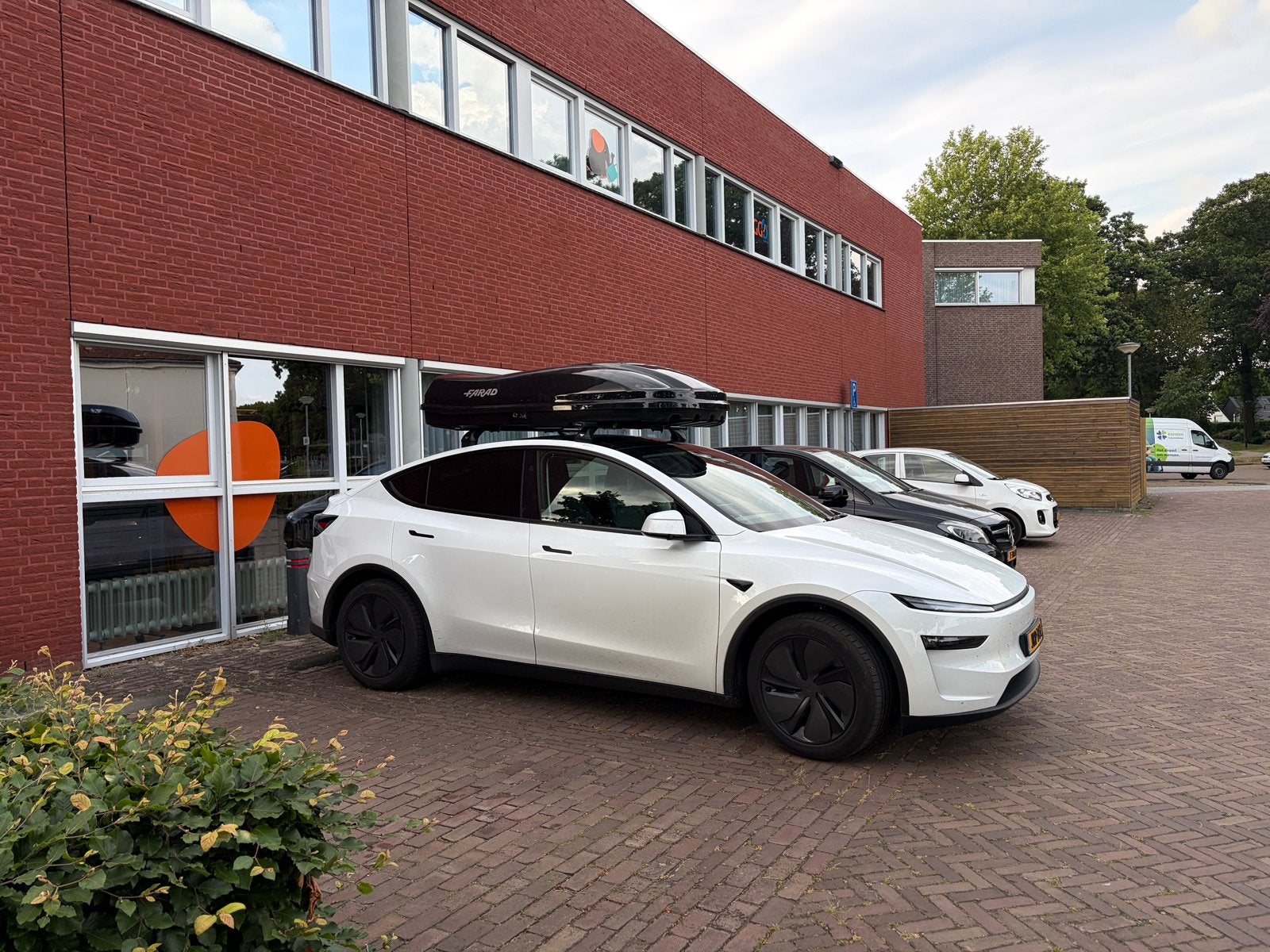 Tesla dakdrager en farad dakkoffer 680L te huur, Ophalen, Nieuw